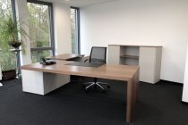 Chefbüro mit höhenverstellbarem Schreibtisch