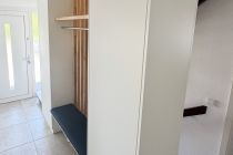 Garderobenschrank vor Treppe