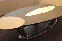 Konferenztisch oval mit maßgefertigtem Edelstahl-Tischgestell 