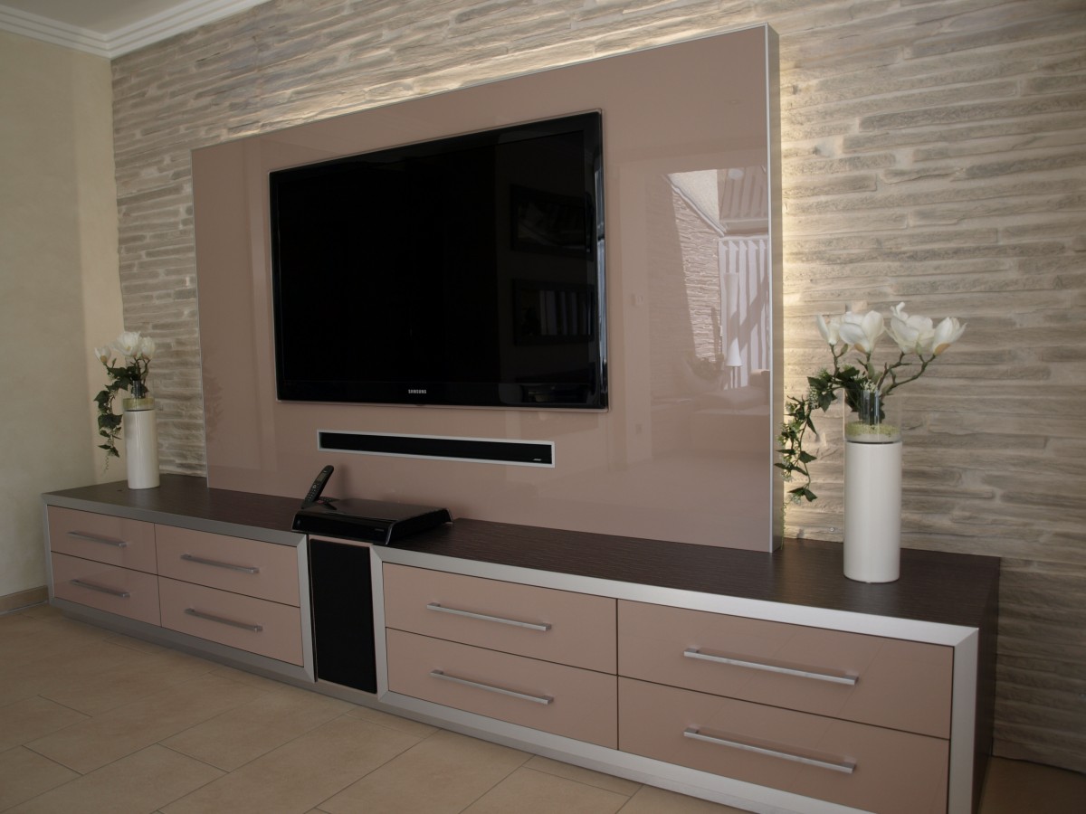 TV-Wohnwand mit integrierter Soundbar