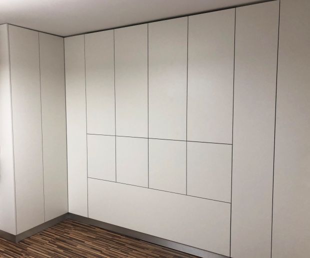 Schrank mit ausfahrbarem Bett