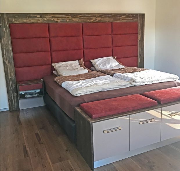 Bett mit Kopf- und Fußteil