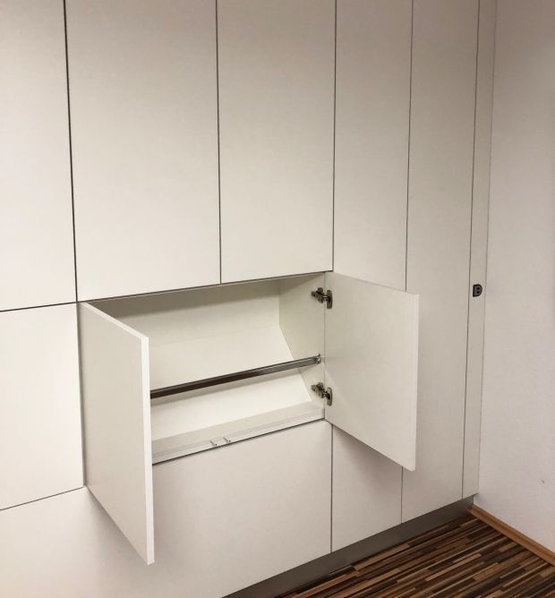 Schrank mit ausfahrbarem Bett