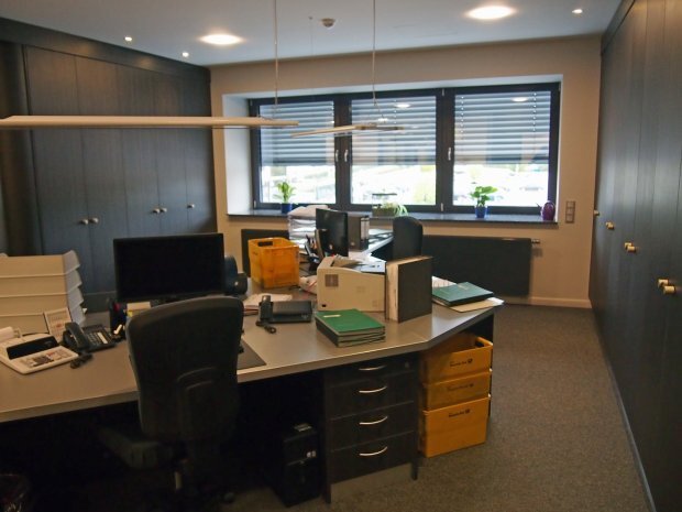 Büroschränke und Schreibtischanlage