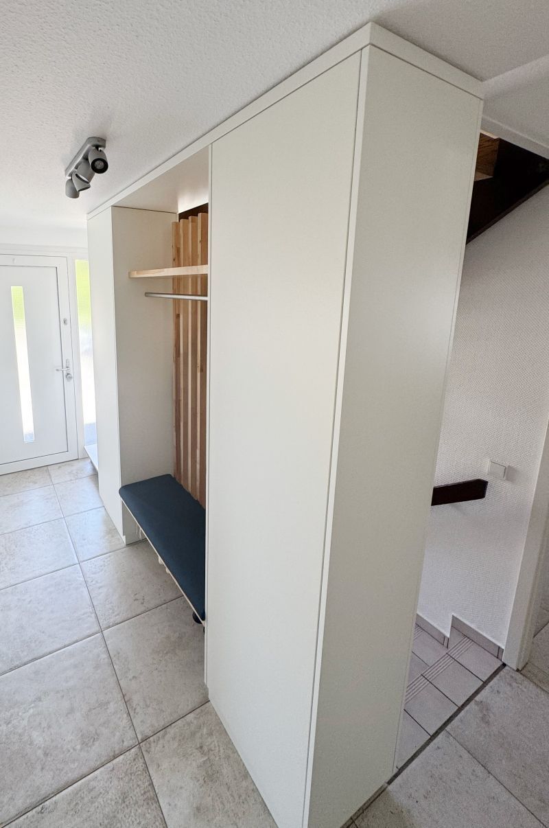Garderobenschrank vor Treppe